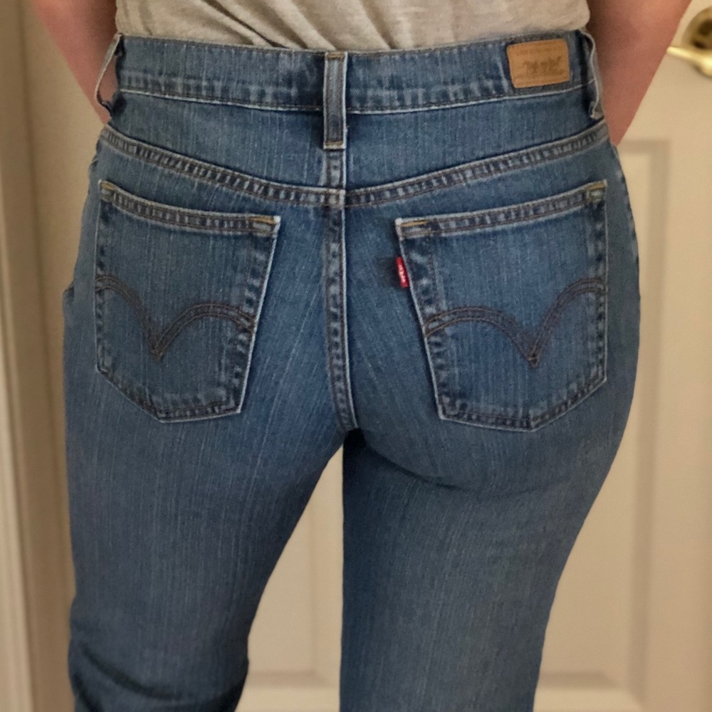 Cropped Distressed Levi’s